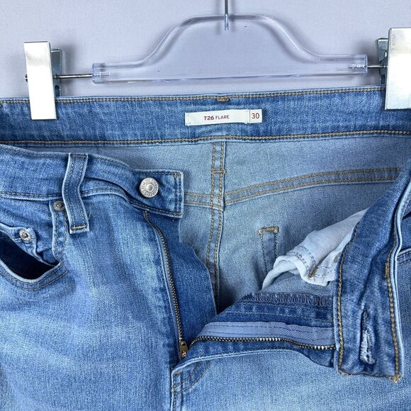 Levis 726 Flare Leg Jeans Womens Size 30 Frayed Hem Mid Rise Light Wash Blue - Picture 5 of 13